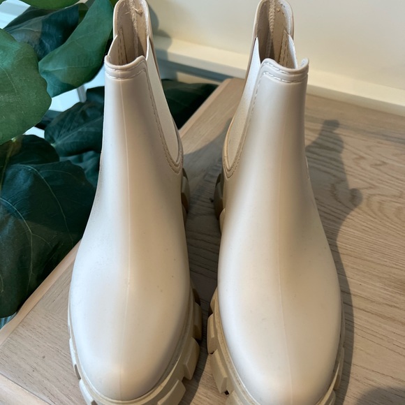 Jeffrey Campbell Lug Sole Chelsea Rain Boot in Pleu Cream size 9 Like New! - Picture 3 of 6